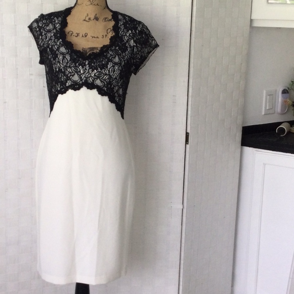 *London Times Woman’s Dress size 6P color black & white.    #310